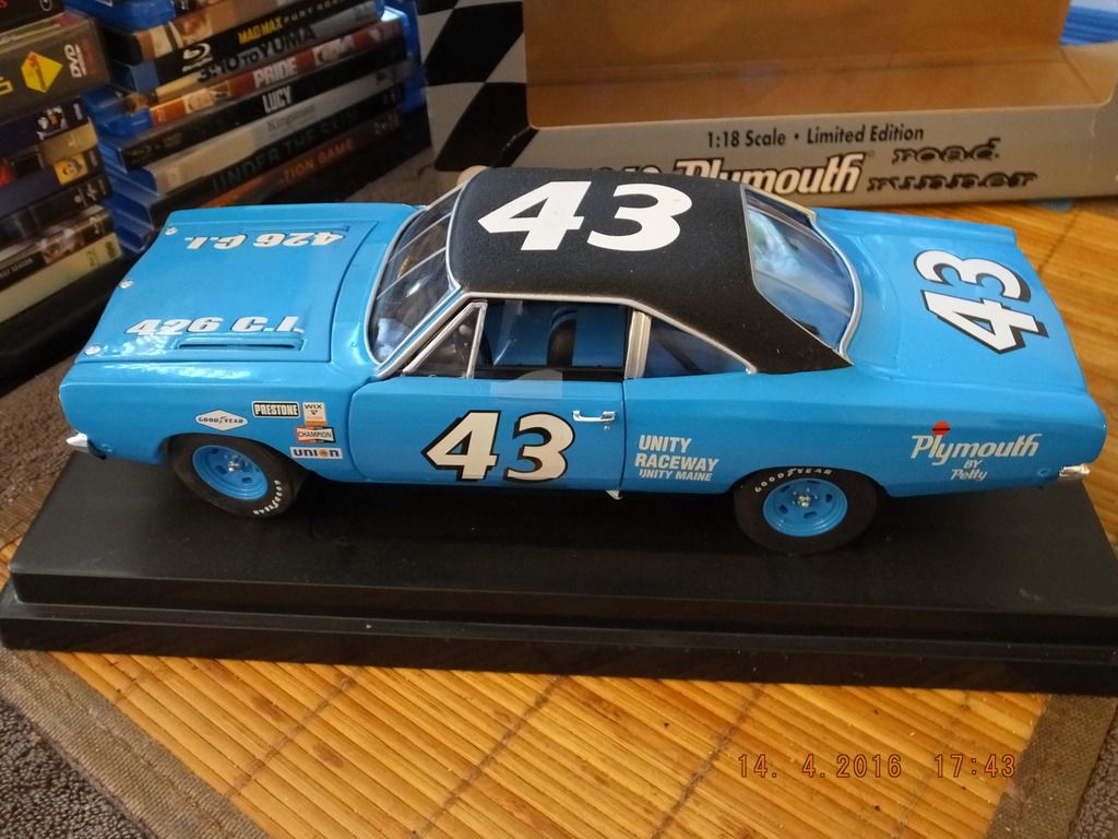 RC2 1/18th 1968 Richard Petty Plymouth Roadrunner w/Vinyl Roof DX